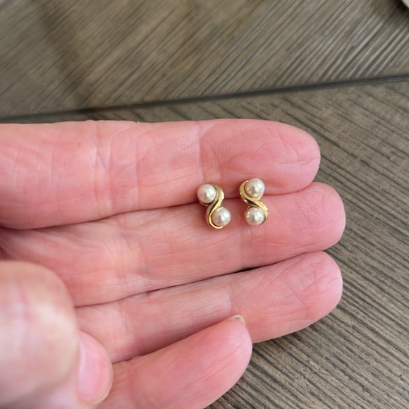 Vintage S Shaped Stud Earrings with Two Faux Pearls - Picture 9 of 11